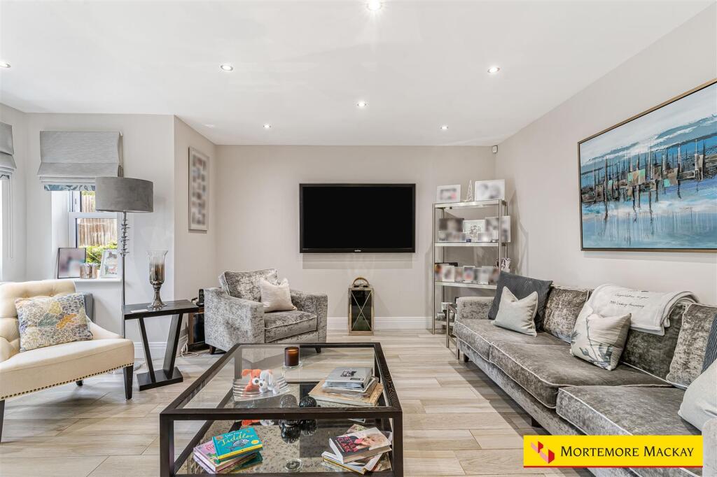 Apartment in Enfield - View 4
