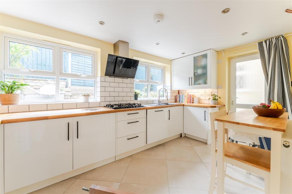 Charming cottage in the village of Claverham photo 4