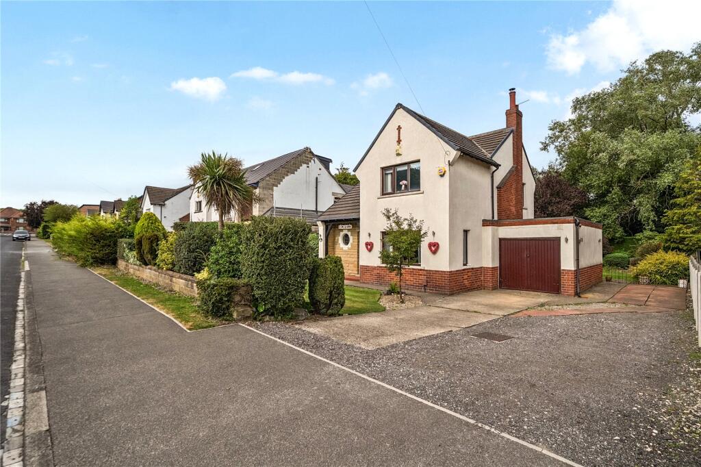3-bed detached on Woodhall Park Avenue, Stanningley, Pudsey, West Yorkshire, £495,000