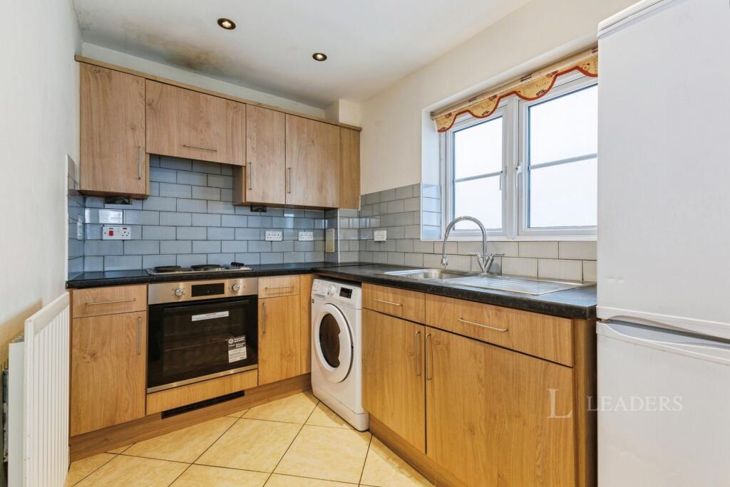 Apartment in Epsom and Ewell, Epsom - More