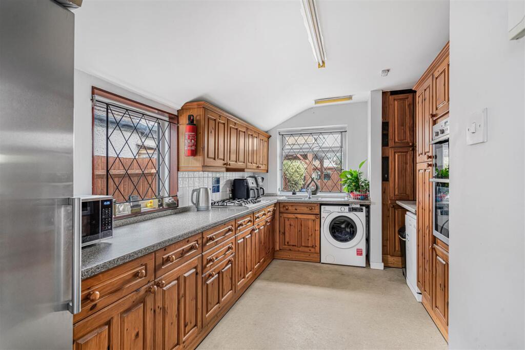 House in Slough, Cippenham - More