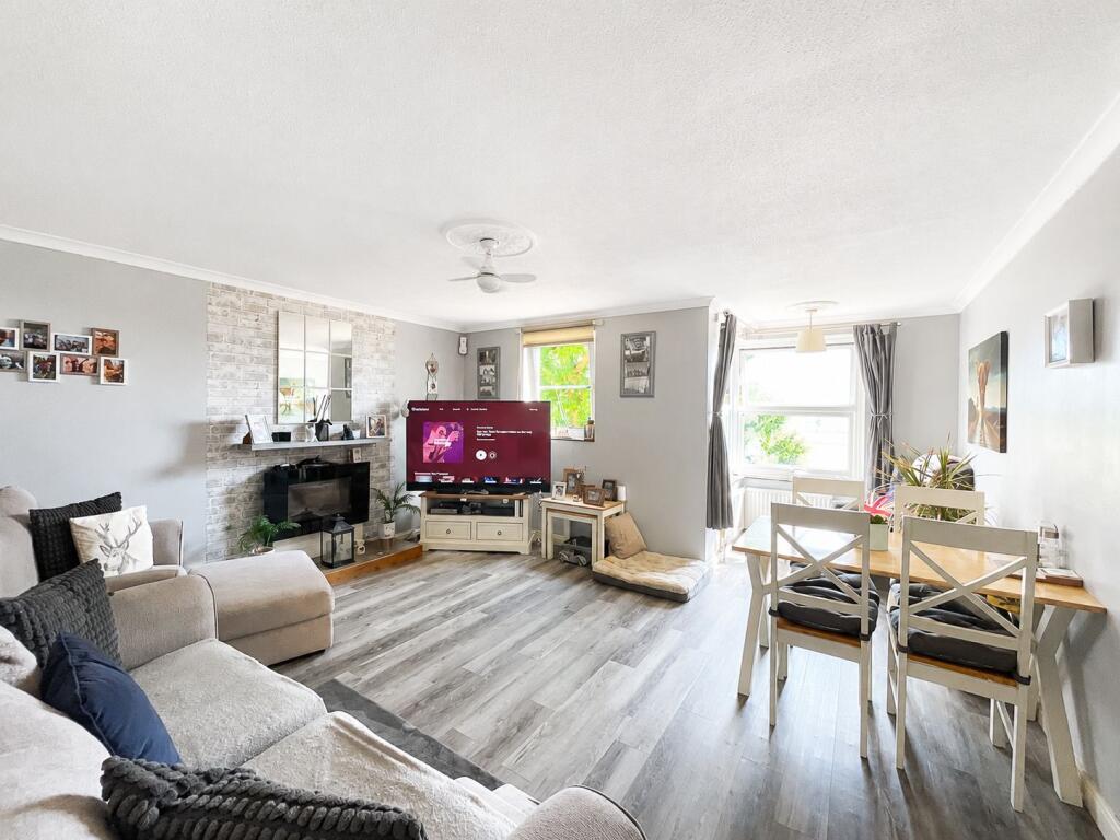 Apartment in Southend-on-Sea - View 2