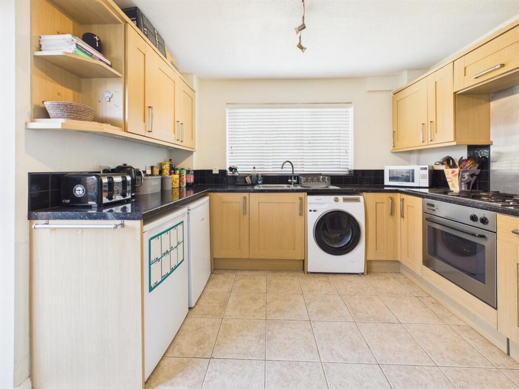 House in Reading, The Triangle, Tilehurst - View 4