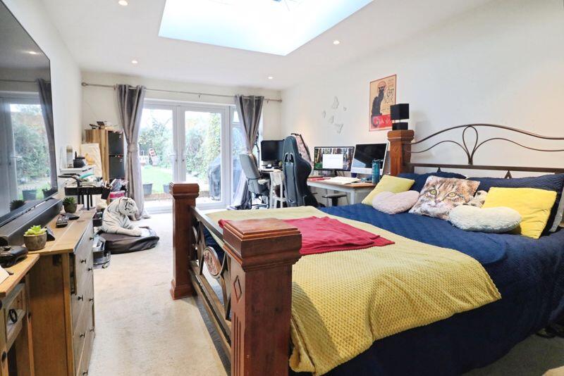 Thames Road, Langley - EXTENDED 4 Beds - View 6