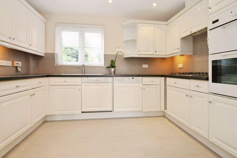 Hanover Court, 432 Uxbridge Road photo 3