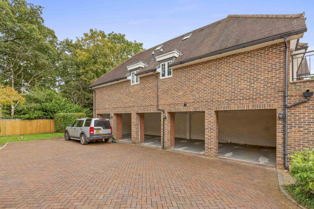 Bisham House, Woodside Gardens, Marlow, Buckinghamshire, SL7 1FQ photo 4