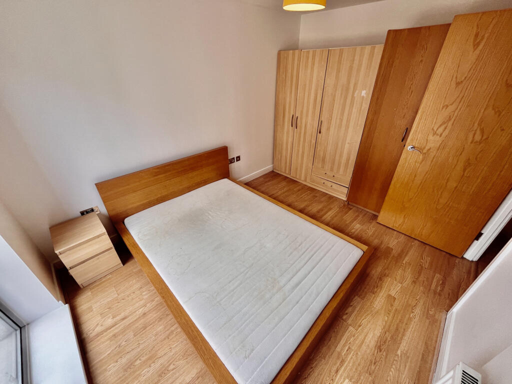 Apartment in Ilford - More