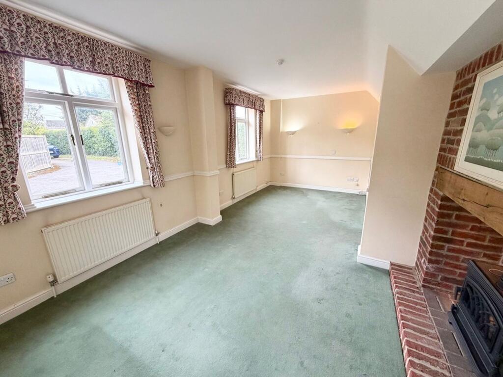 House in Swindon, Woodshaw, Royal Wootton Bassett - More