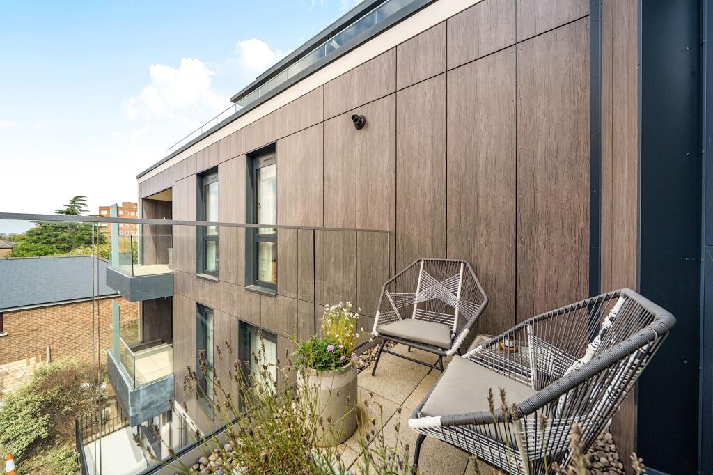 Apartment in Kingston upon Thames - View 3