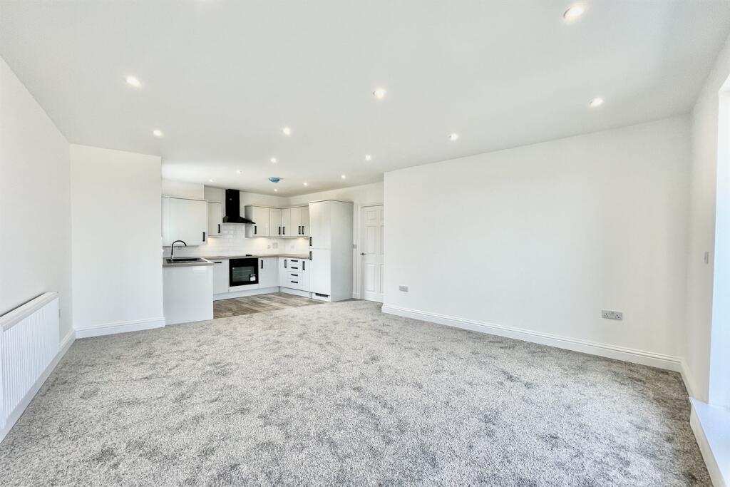 Apartment in Southend-on-Sea - View 3