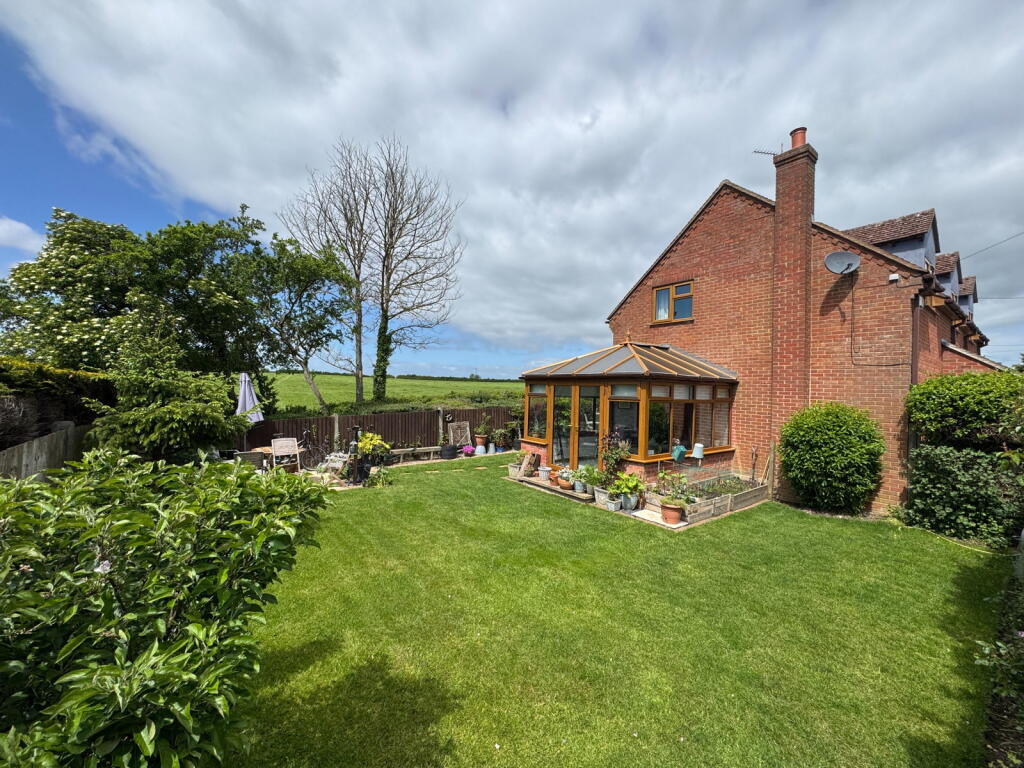 House in Edgcott, Charndon - View 2