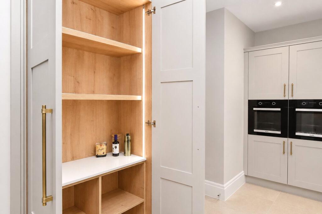 Copsem Lane, Esher, KT10 - Mais