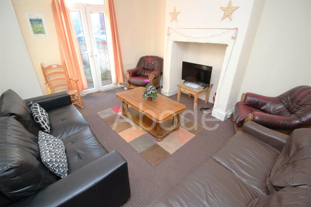 5-bed house on 74, Royal Park Avenue, £3,098/mo