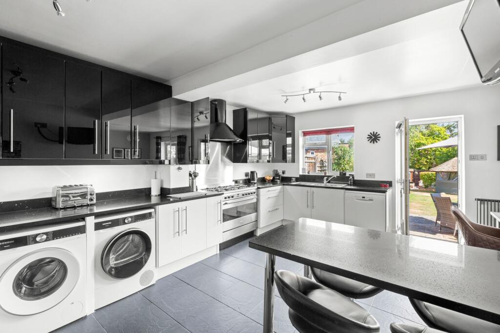 House in Knotty Green, Beaconsfield Old Town, Beaconsfield - More