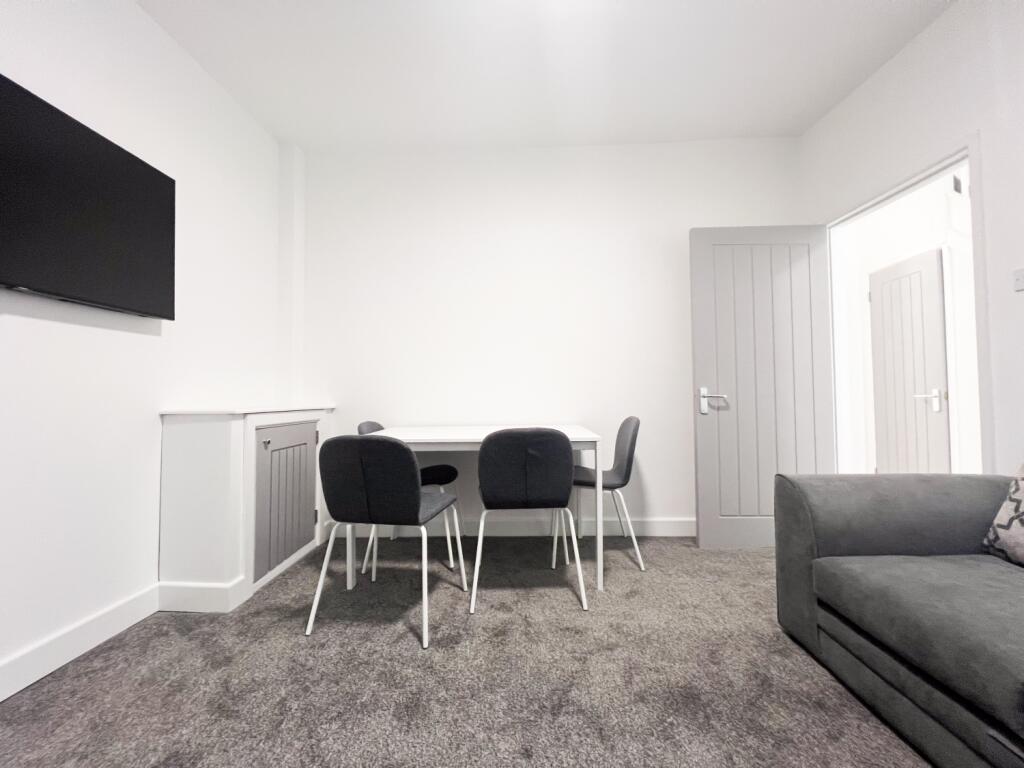 House in Cardiff, Cathays - More