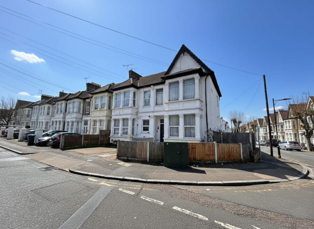 Main image of property: Flat 4, 166 York Road, Southend-On-Sea, Essex SS1 2DZ