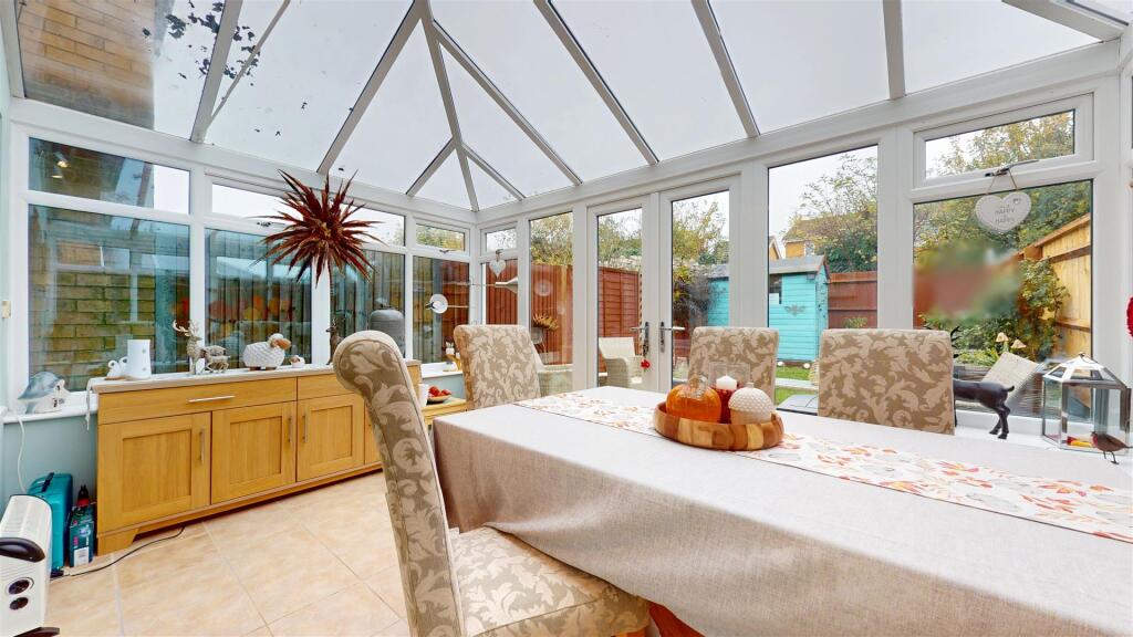 Springfield Gardens, Deanshanger, Milton Keynes photo 3