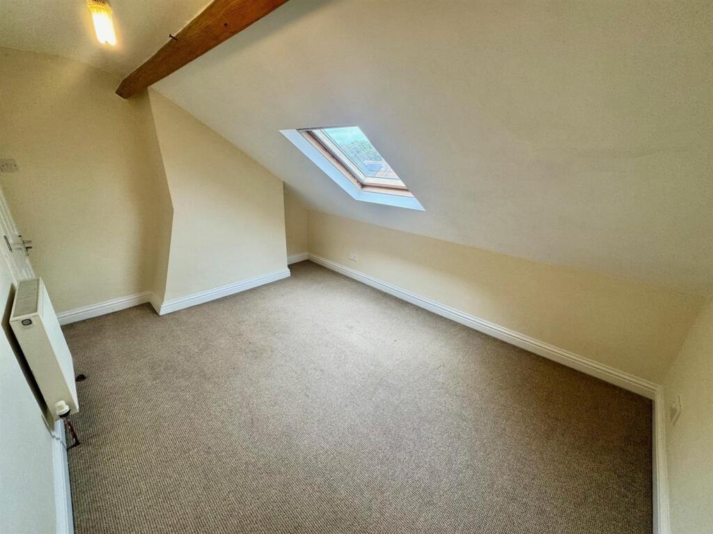 House in Scarborough, South Cliff - More