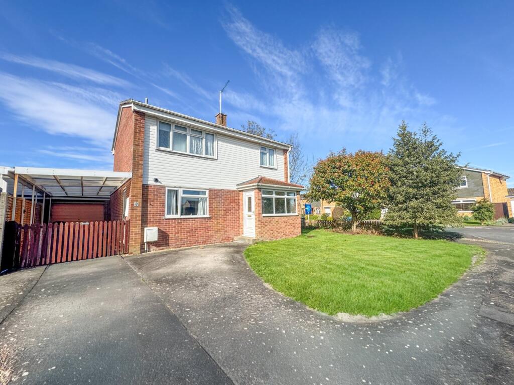 3-bed detached on Marwood Close, Burnham-on-Sea, Somerset, TA8, £375,000