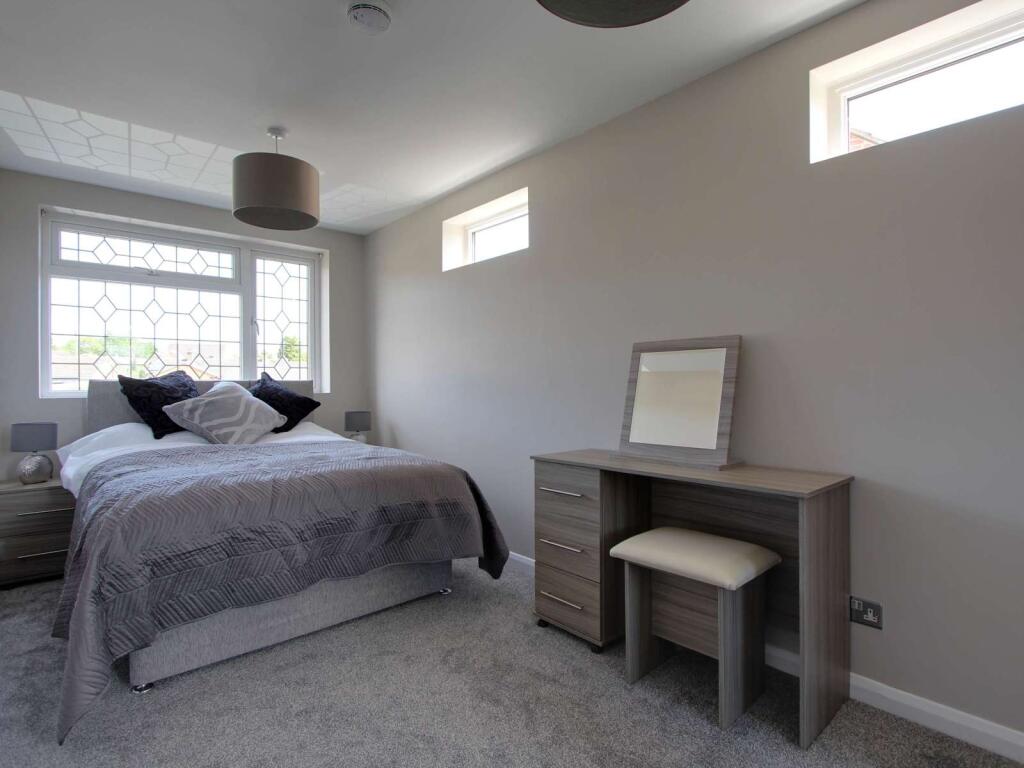 Studio semi-detached on Barry Avenue, £800/mo