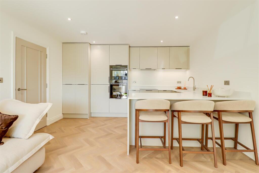 Apartment in Castle Point, Hadleigh - View 5
