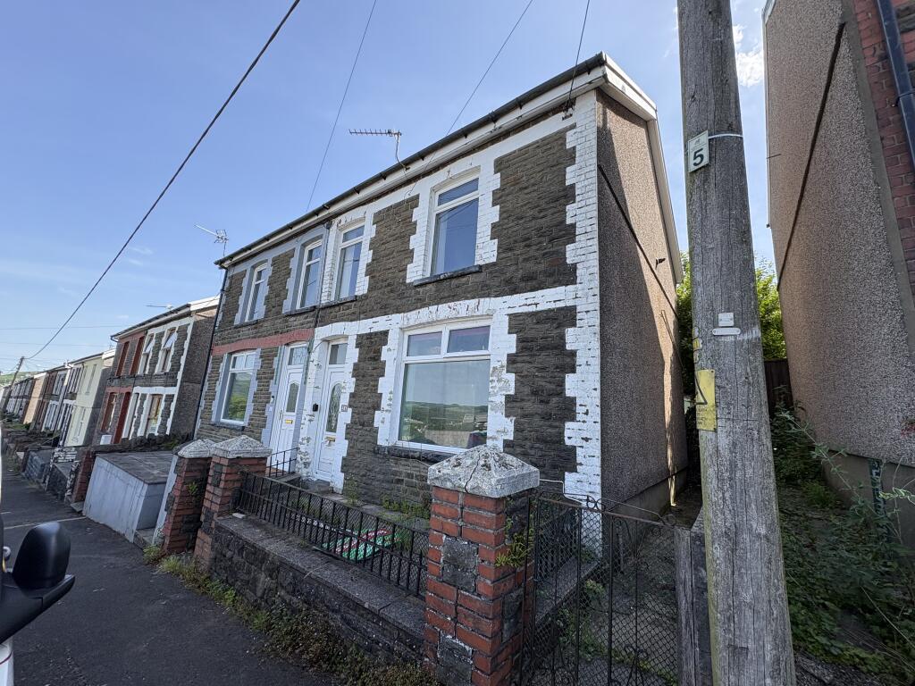 Main image of property: 24 Oakland Terrace, Cilfynydd, Pontypridd, Rhondda Cynon Taff CF37 4HB
