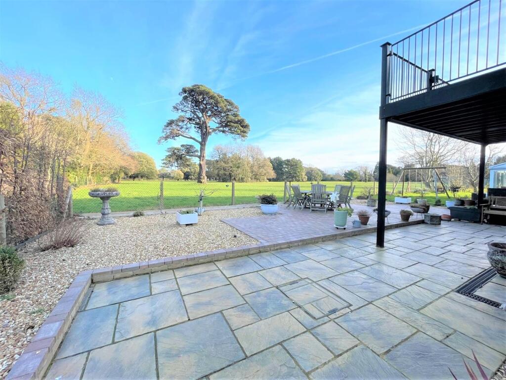 2-bed flat on York Avenue, East Cowes, £270,000