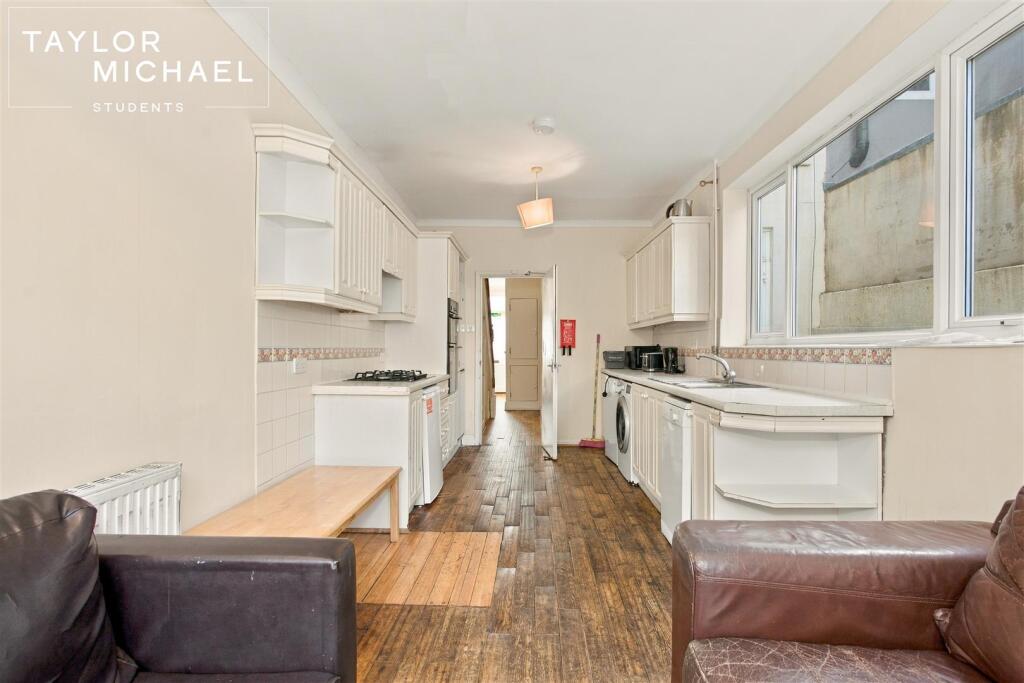 6 bedroom terraced house for rent