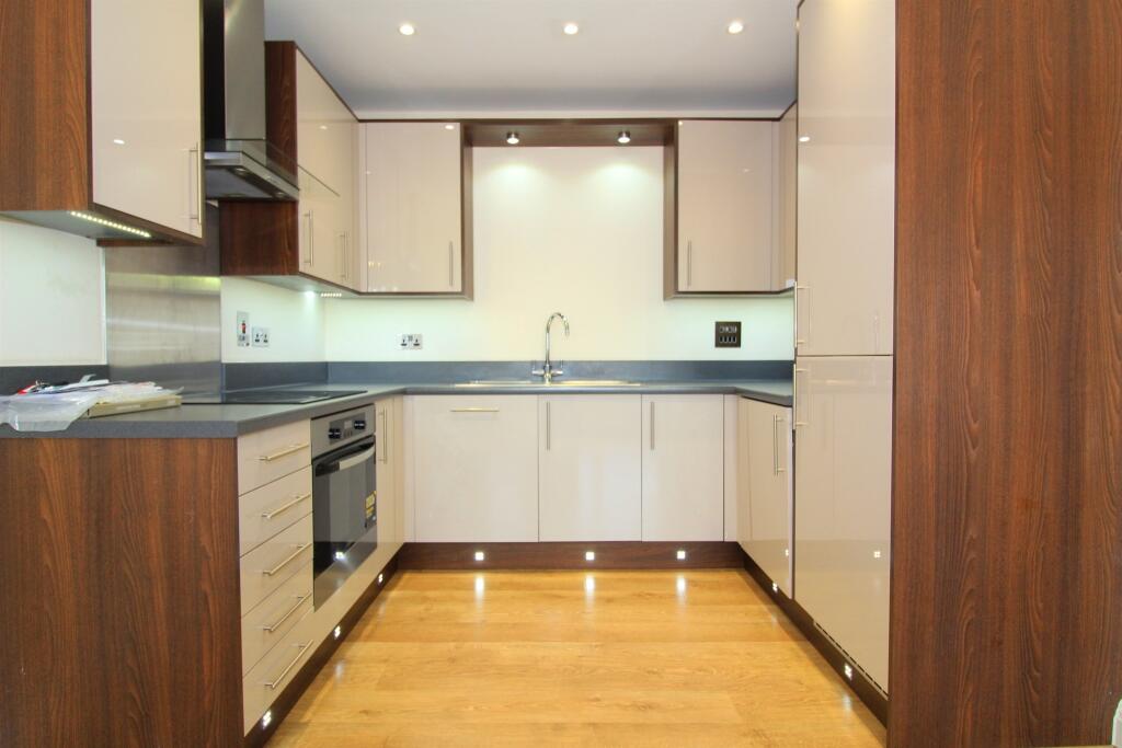 Grebe Way, Maidenhead photo 2