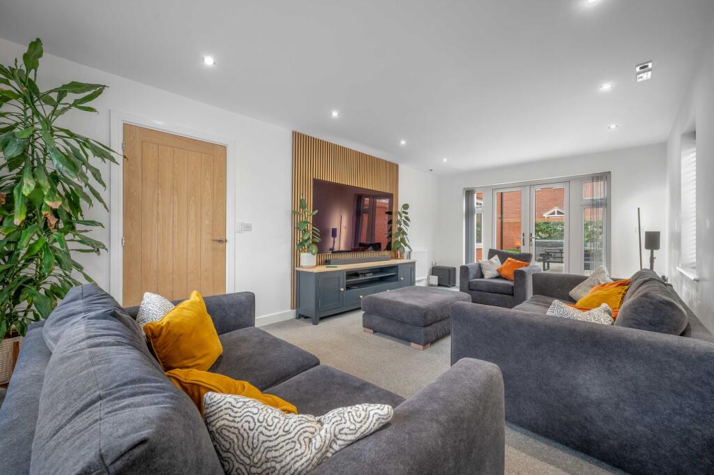 Kensington Close, Stratford-Upon-Avon, CV37 photo 2