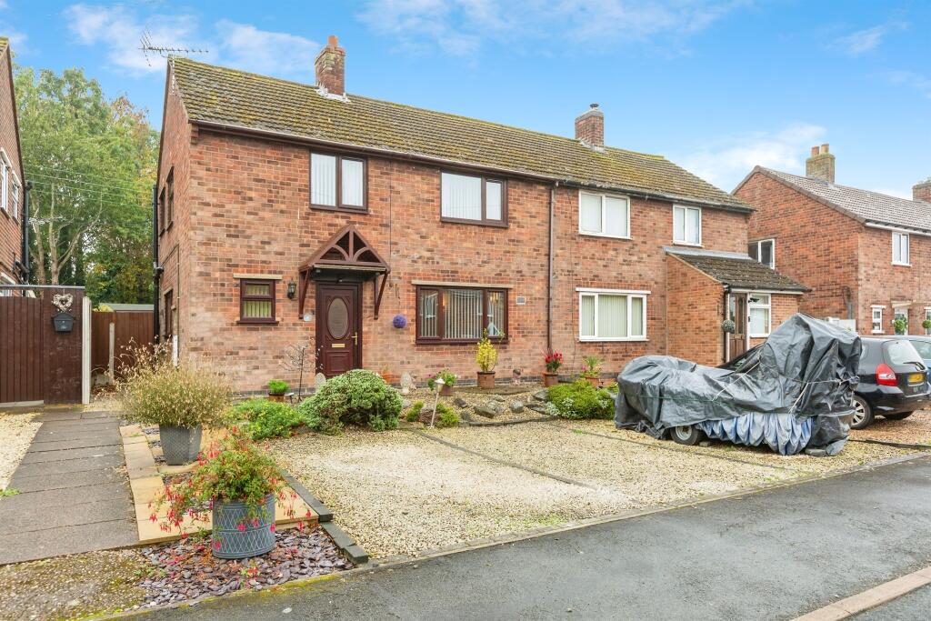 3-bed semi-detached on Cherry Orchard Estate, Higham-On-The-Hill, Nuneaton, £260,000