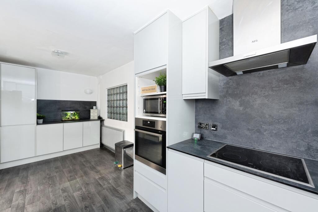 House in Twickenham - More