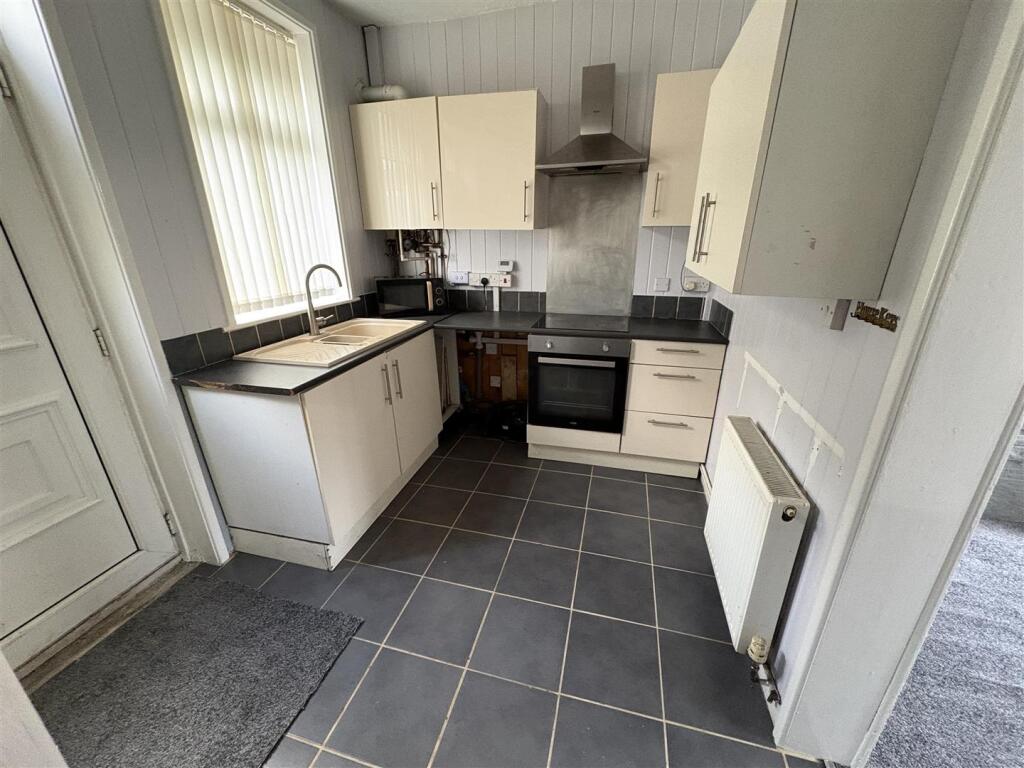 House in Bradford, Swain Green, Laisterdyke - View 3