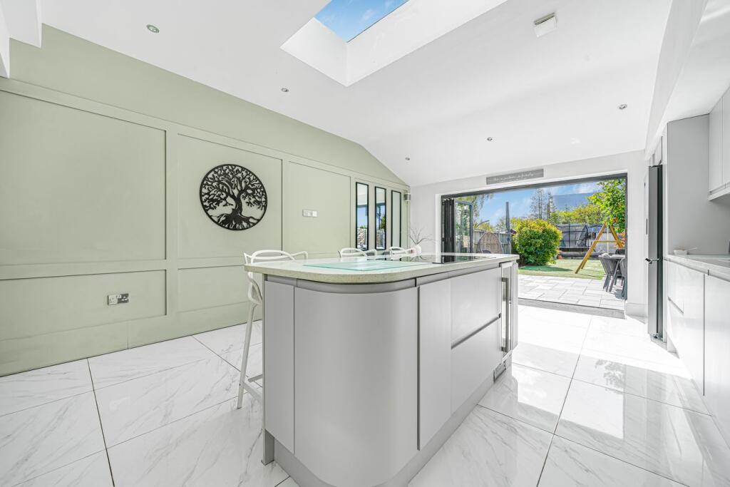 House in Sunbury-on-Thames, Sunbury Common, Kempton Park - View 5
