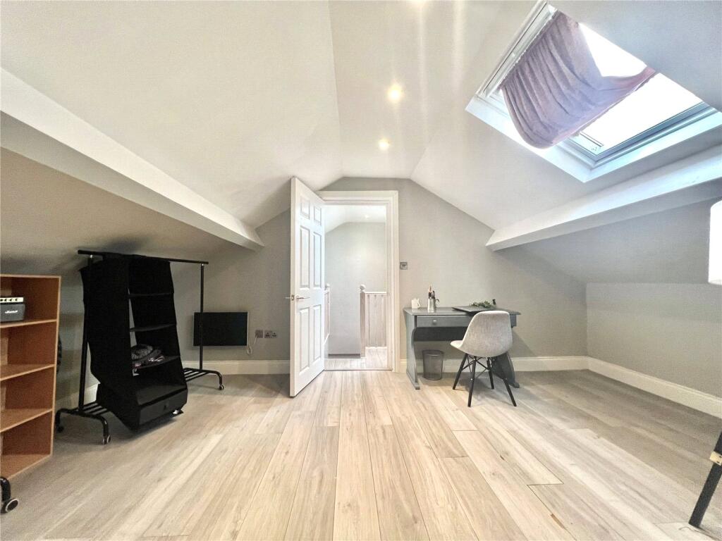 Apartment in Watford - More