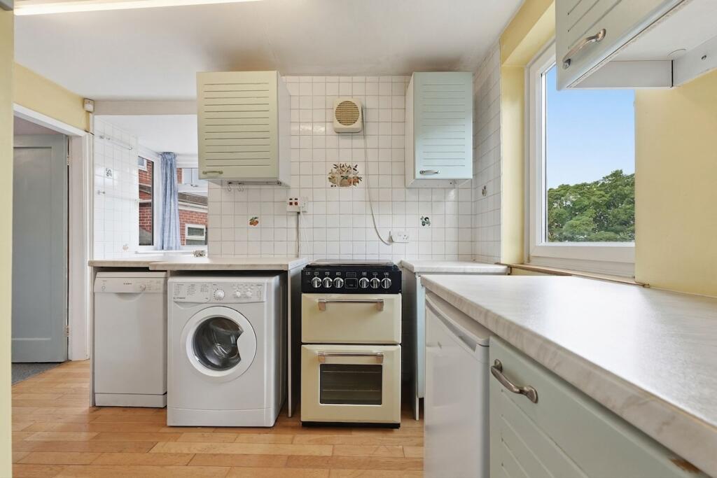 Hollythorpe Crescent, Sheffield, S8 - View 3