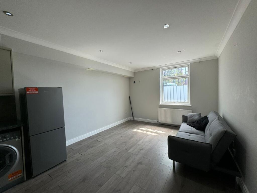 Apartment in Slough - View 4