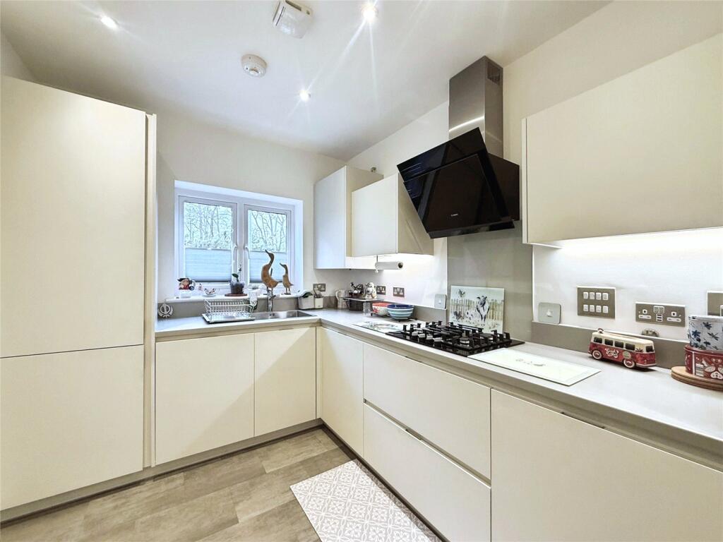 Hollywood Place, Crowthorne, Berkshire photo 2