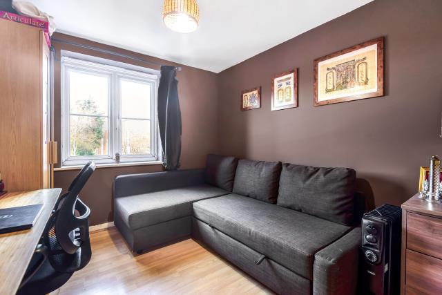 Apartment in Slough - More