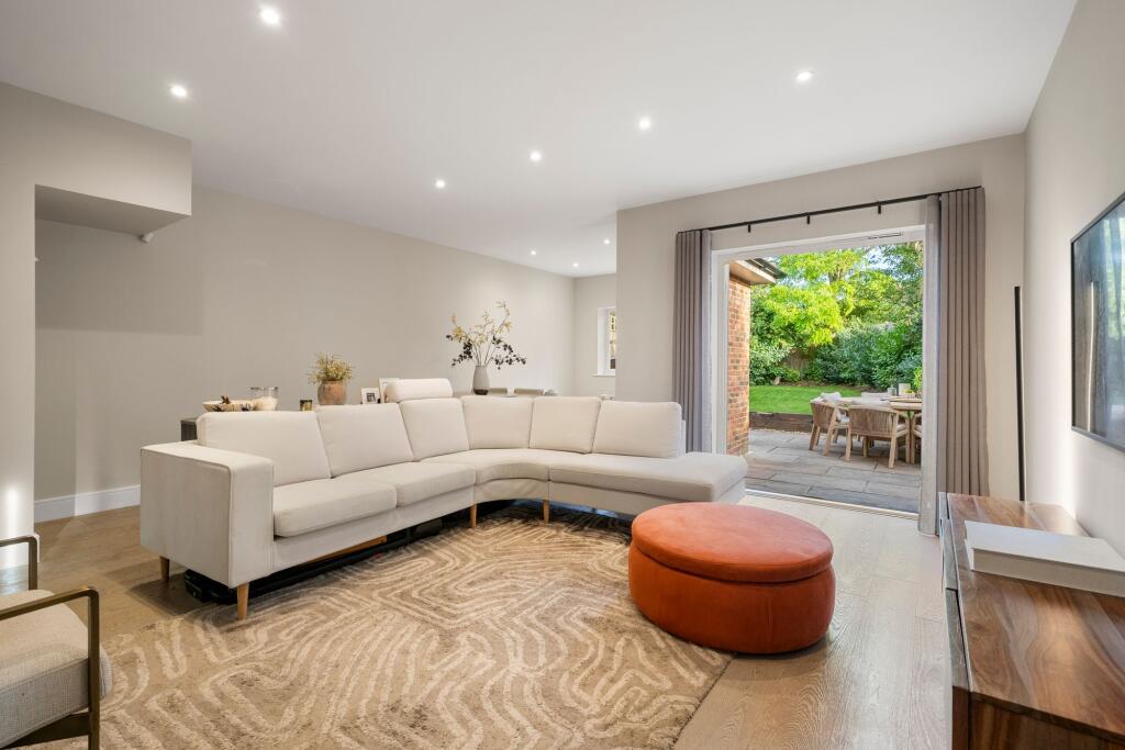 Cannon Grove, Fetcham, KT22 photo 4