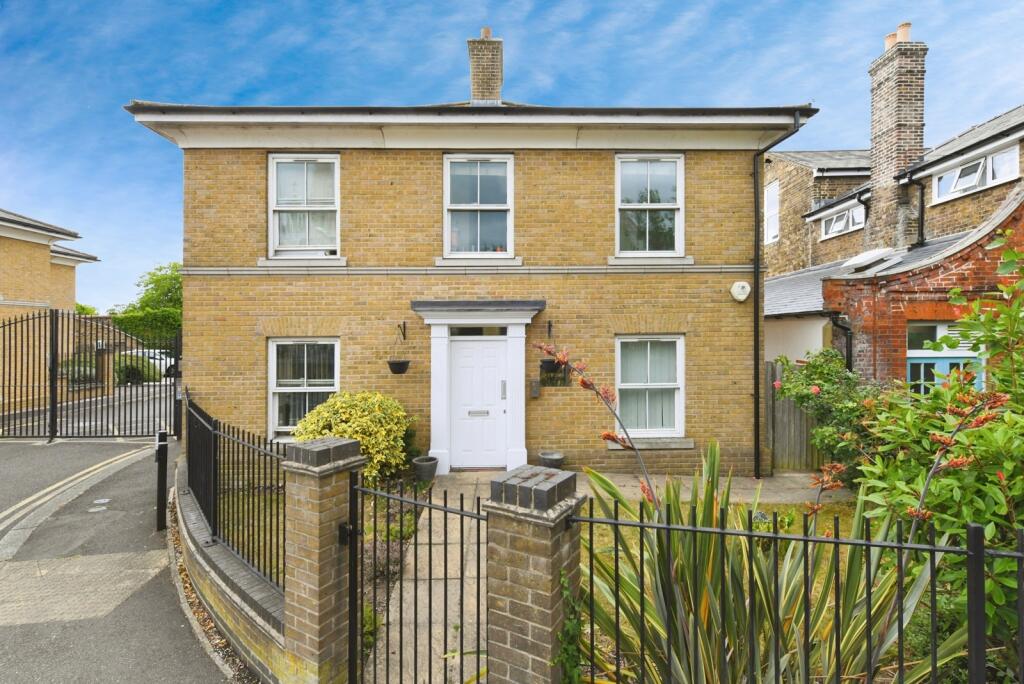 2-bed flat on St. Helens Mews, Brentwood, Essex, CM14, £325,000