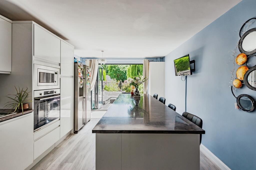 House in Crawley, Worth - View 2