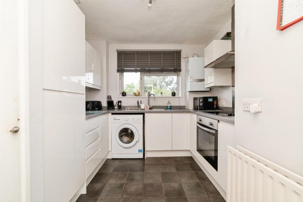 Apartment in East Hertfordshire, Sele Farm, Hertford - View 5