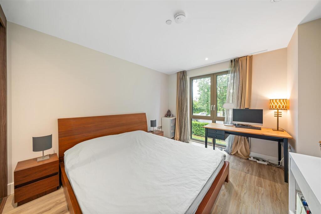 Apartment in London, The Apostles, Raynes Park - View 5