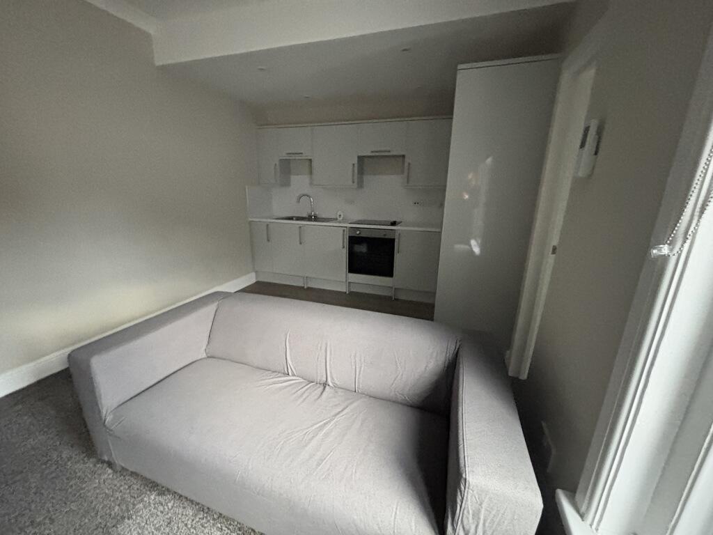 Apartment in Southampton - View 5