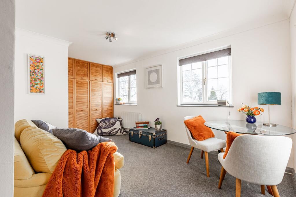 Smart and Ready-To-Use Bolt Hole Apartment with No Onward Chain in Docking photo 4