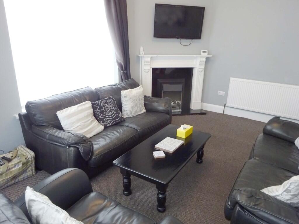 Caxton Avenue, FY2 photo 3