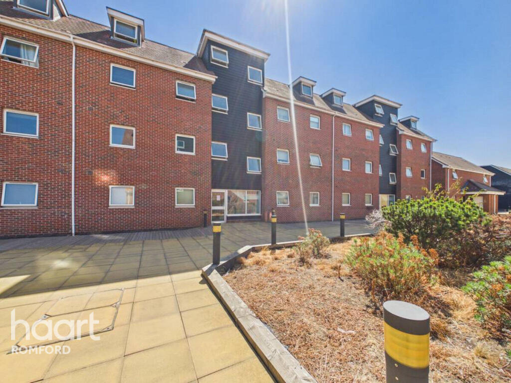 Apartment in London, Rush Green - View 2