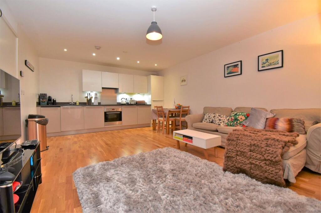 Apartment in Southall - More
