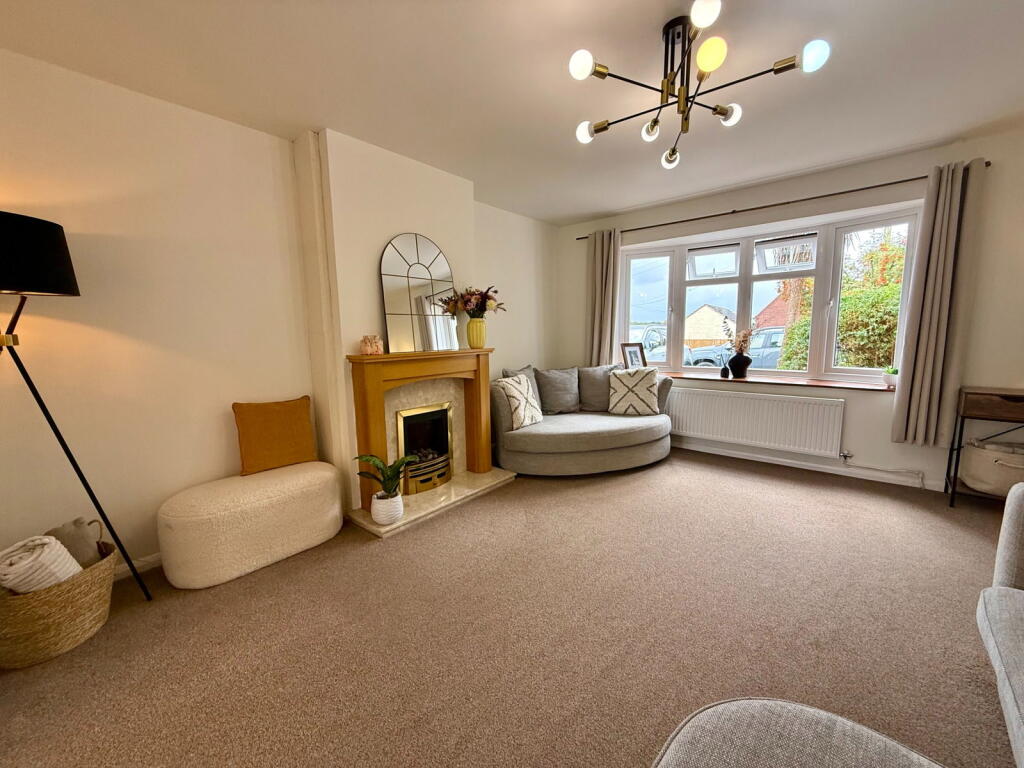 House in Swadlincote, Lower Midway, Upper Midway - More